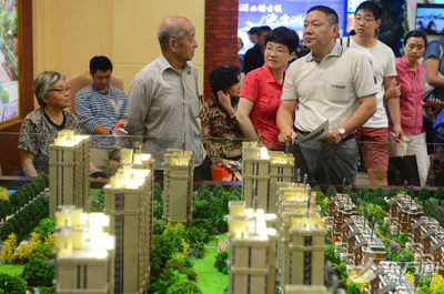 假日樓市房展會開幕 樓市新政提升看房購房熱情_新華網上海頻道_圖片